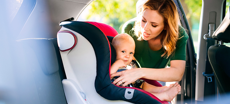 ¿Llevas correctamente la sillita de bebé en el coche?